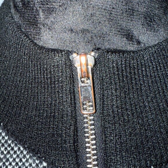 Charlie Paige Black & White Herringbone Cape with Pockets One Size Fits All - Picture 4 of 6